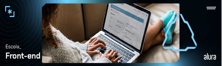 Pessoa utilizando um notebook no colo enquanto está sentada em um sofá, com uma aba de plataforma de cursos aberta na tela. À esquerda da imagem, há elementos gráficos representando a Escola de Front-end da Alura. A identidade visual inclui um contorno de montanha em azul e logotipo da Alura no canto inferior direito